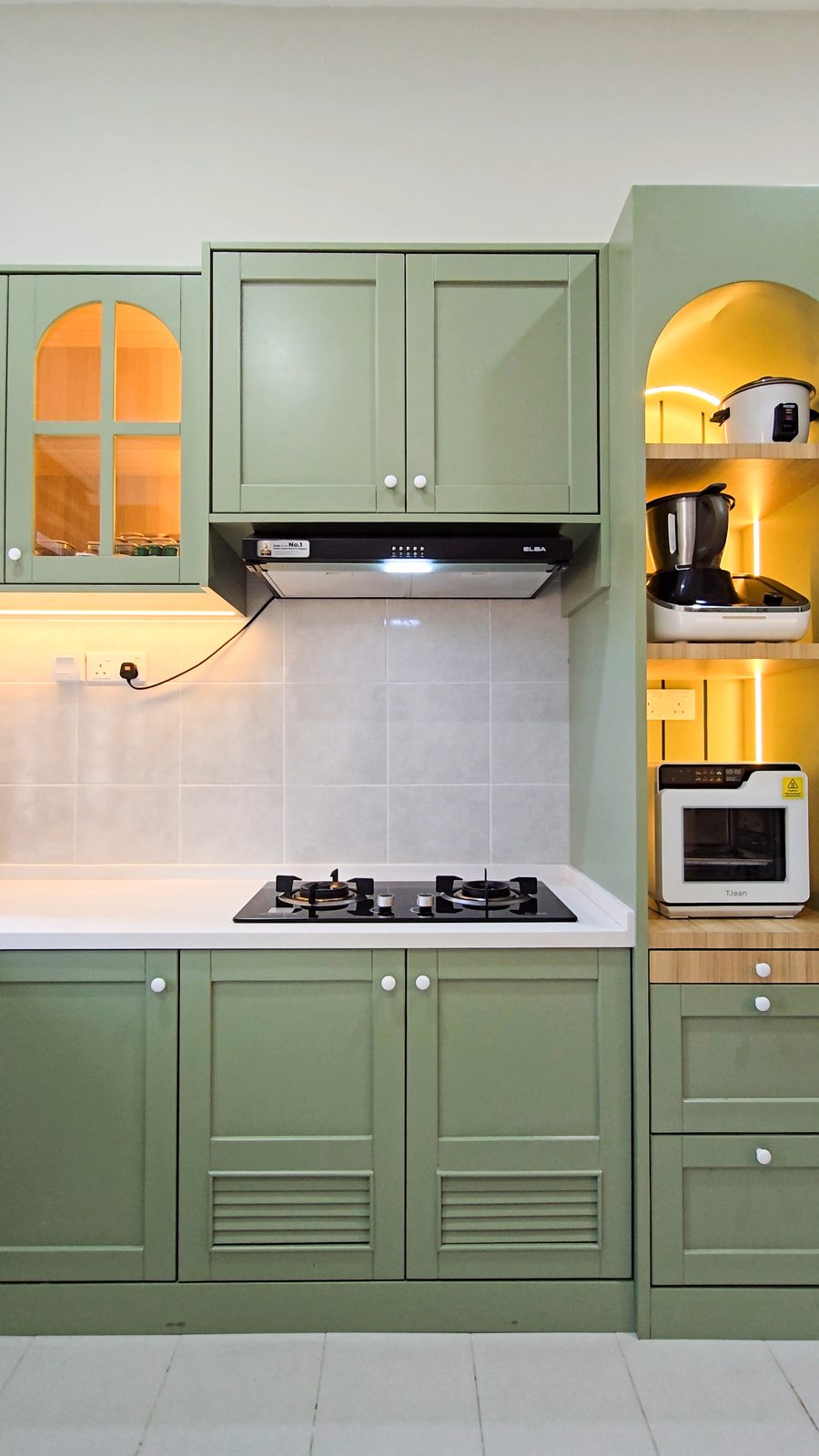 Kitchen with arched appliance niche