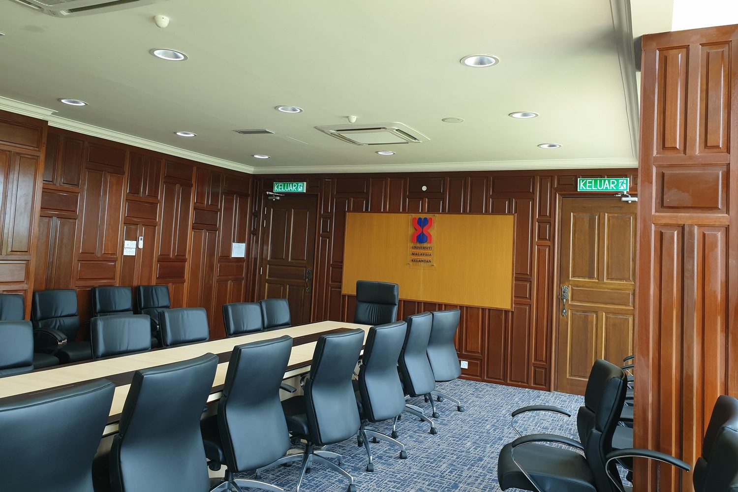 Board meeting room at UMK with solid timber wall panelling